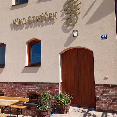 Sklep Vino Strycek Pensionat Velké Bílovice Eksteriør billede