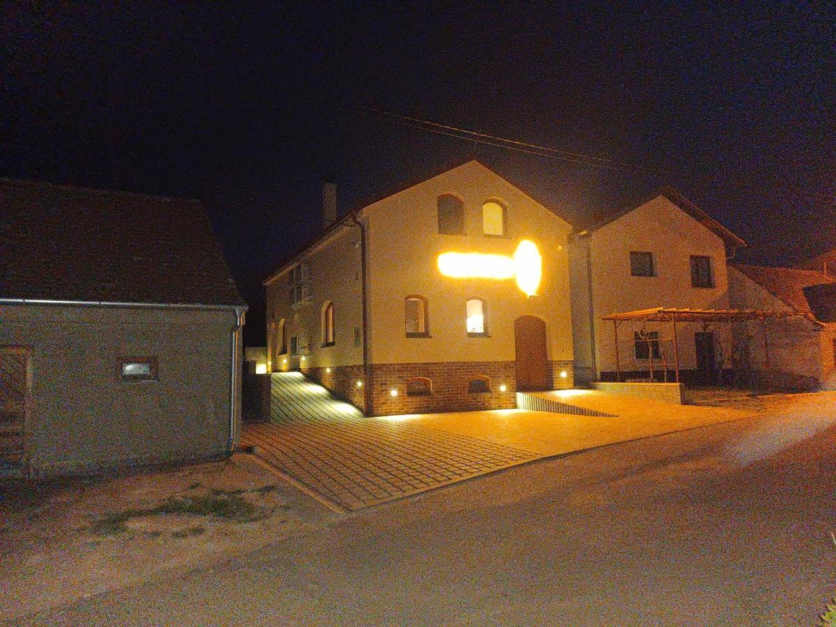 Sklep Vino Strycek Pensionat Velké Bílovice Eksteriør billede